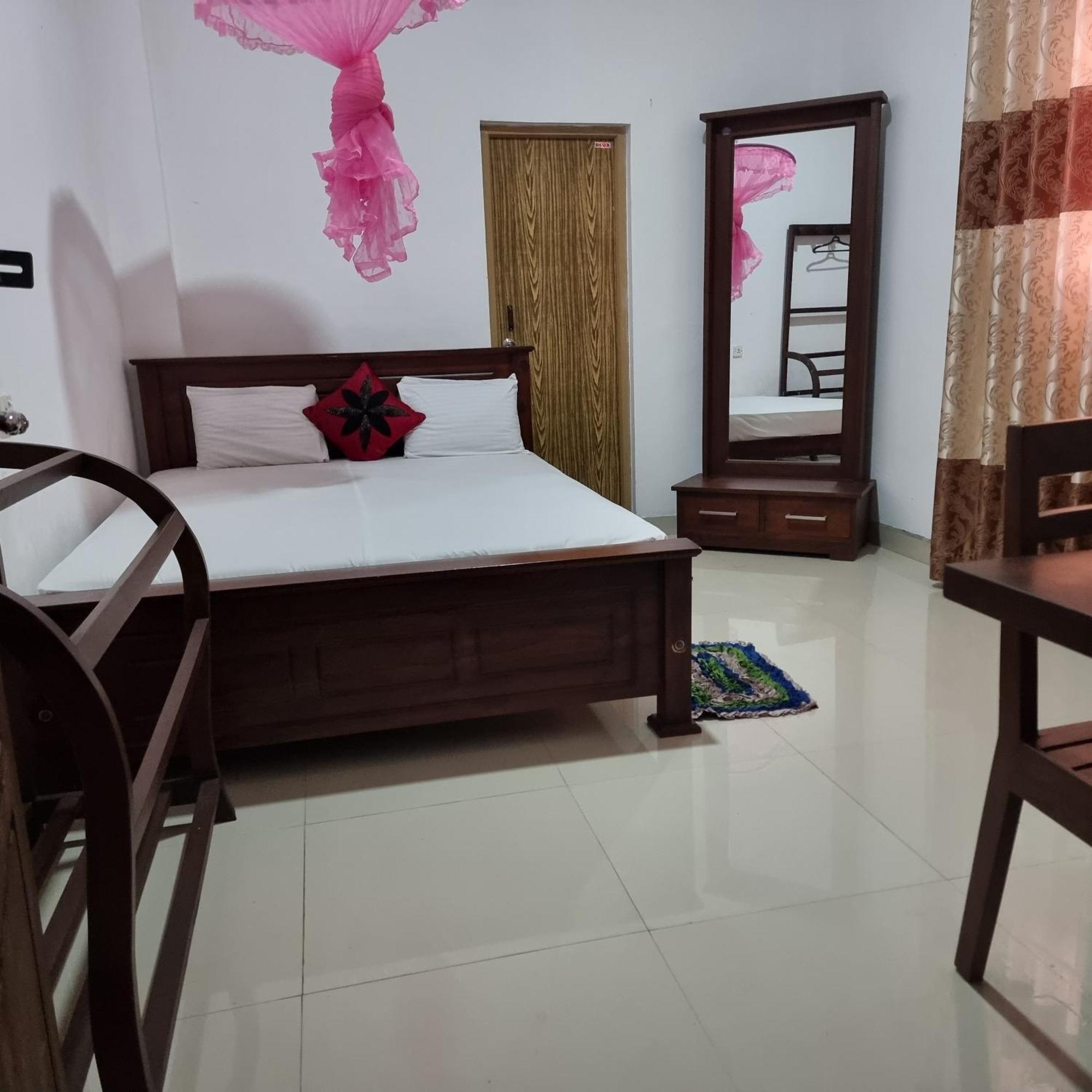 White Win Villa Elewela Rum bild